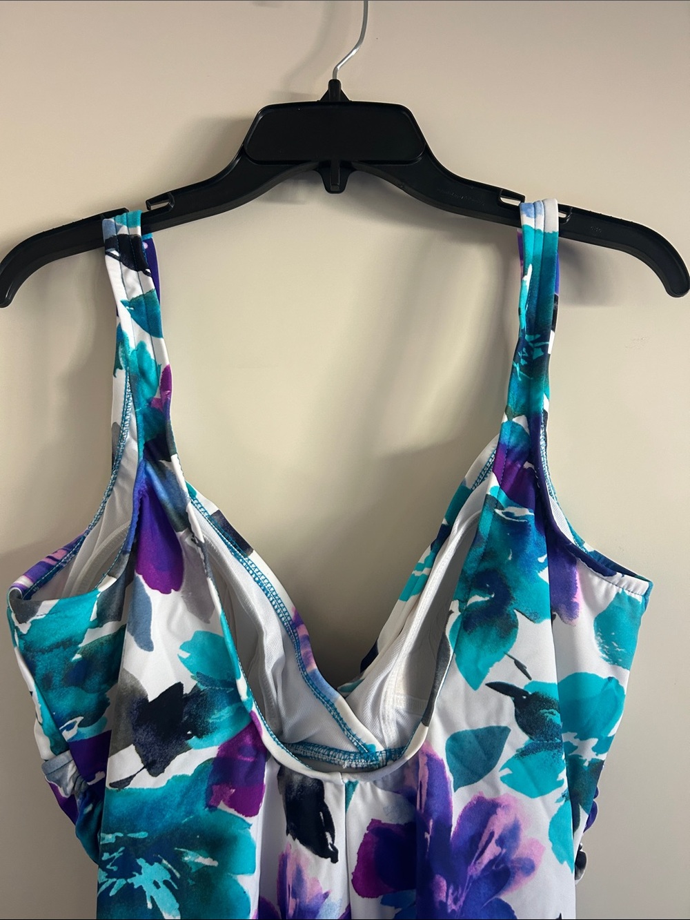 NWOT. Miracle suit Women’s one piece swimsuit in vibrant floral design. - Picture 9 of 11